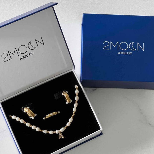 Jewelry set in a 2MOON Jewellery box on a marble surface